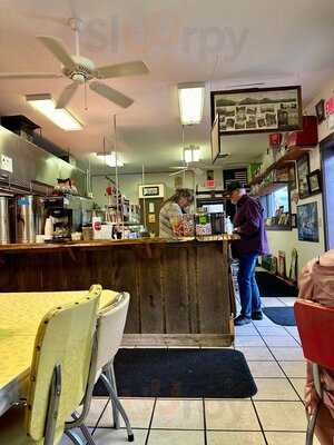 Smokey's Fillin' Station, Linville