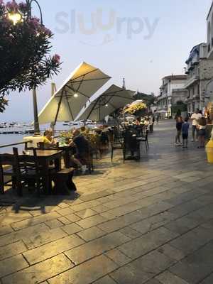 J Pub, Scario