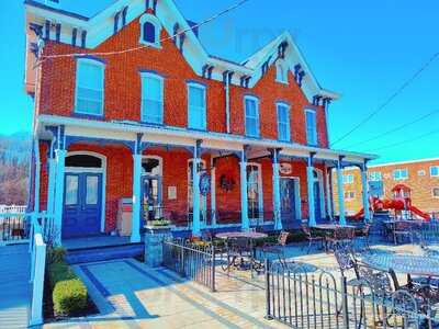 White Tree Cafe & Coffeehouse