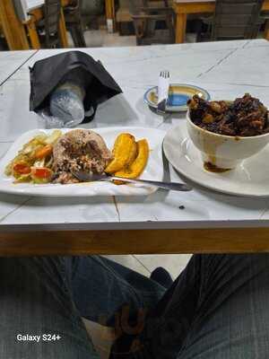 Lloyd's Jamaican-colombian Restaurante, Bar-lounge