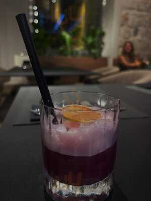 Comodo Bar & Restaurant