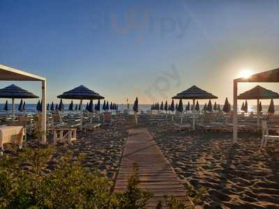 Santa Lucia - Beach & Restaurant