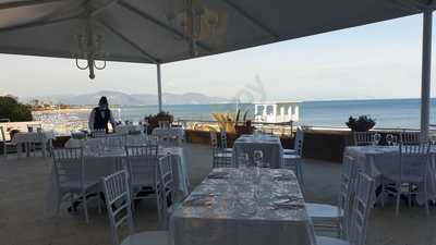 Ristorante Con Ampia Terrazza Sul Mare