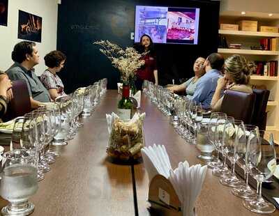 Vinoteca Escola De Vinhos E Adega