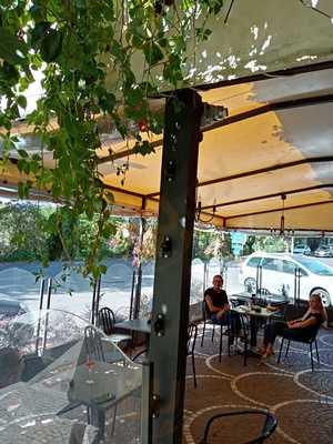 Stratos Cafe, Sutri