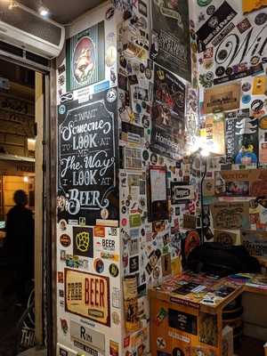 Johnny's Off License, Roma