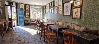 Le Petit Cafe E Bistro