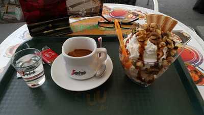 Eiscafé Cortina Am Marktplatz