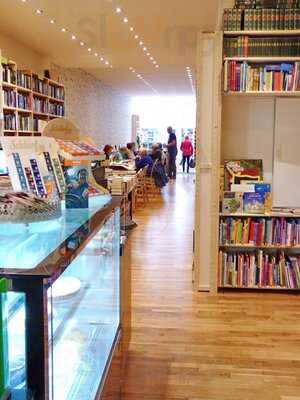 Buchhandlung & Antiquariat Eule, Literaturcafé - Radiomuseum