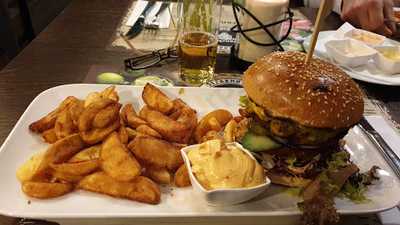 Tranches Burger + Steak Restaurant