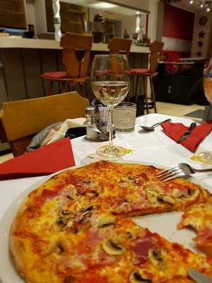 Pizzeria - Ristorante Da Raffaele Im Burgblick