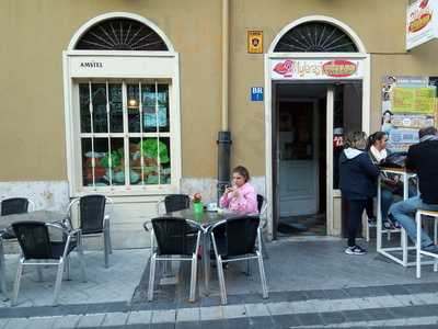 2 Mujeres Al Borde De Un Ataque De Nervios