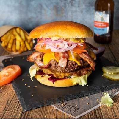 Le cube à burger, Ivry-la-Bataille