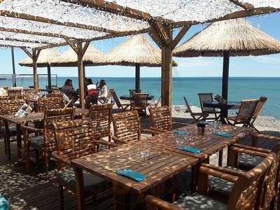 Restaurant Le Beach, Vias