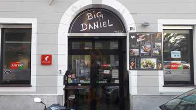 Big Daniel, Trieste