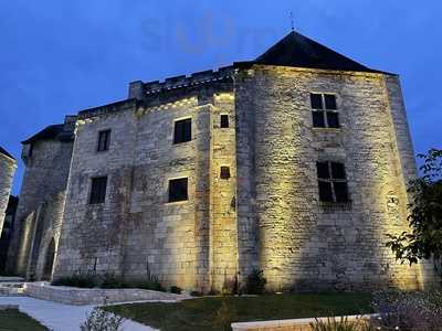 L'Auberge du Chateau, Ajat