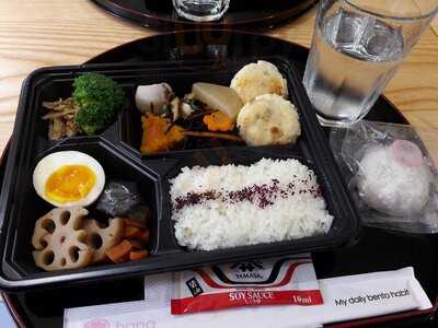 Hana Bento, Paris