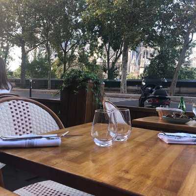 Clara R. rated 4/5  Super restaurant avec une très jolie vue, une belle terrasse et une équipe très , Paris