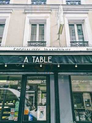 A table, Paris