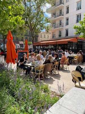 Red Mountain, Paris