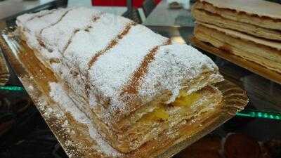 Consigo Pão Quente E Pastelaria