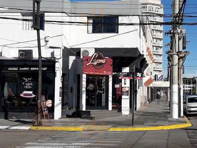 Lyons Medialunas Y Café