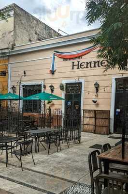 Hennessy's Irish Pub