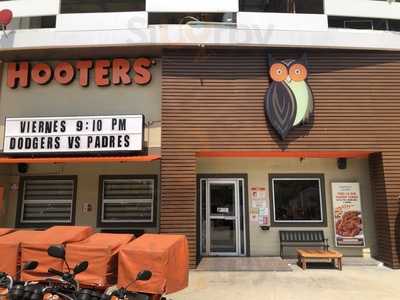 Hooters Plaza Malecon