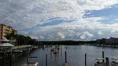 Bambu Tropical Bar & Grille At Bayfront Inn