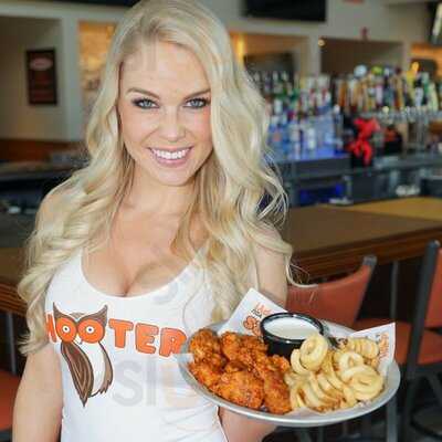 Hooters, Bradenton