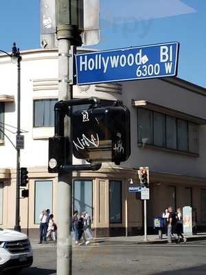 Tom & J's Wings, Hollywood