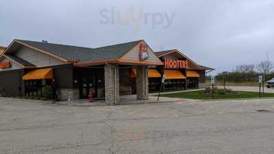 Hooters, Gurnee