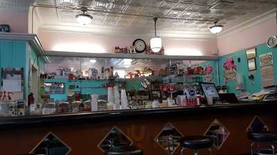 Mom & Pop's Soda Shop & Eatery