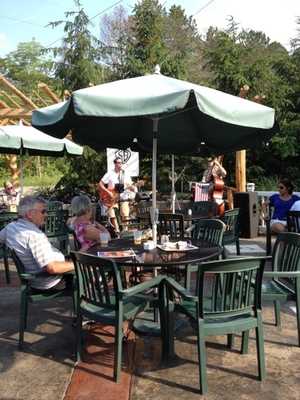 Spectator's Bar & Grill, Saugatuck