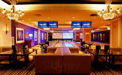 High Rollers Luxury Lanes & Lounge