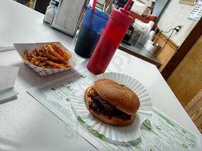 Clydes Drive In, Manistique