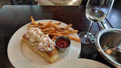 Hank’s Oyster Bar On The Wharf