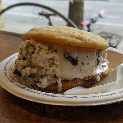 Insomnia Cookies, Chicago