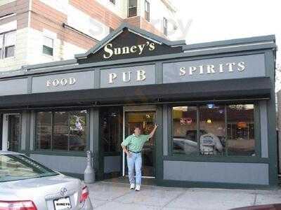 Suney's Pub, Worcester