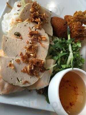 Banh Cuon Thang Long, Garland