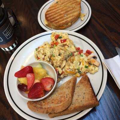 Corner Bakery Cafe, Visalia