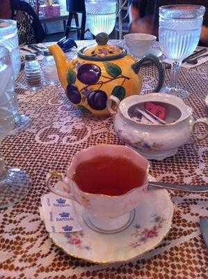 Teapots And Treasures Cafe