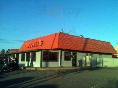 Hooters, Newnan