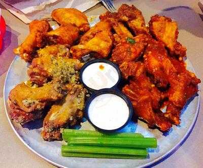 Pluckers Wing Bar, Addison