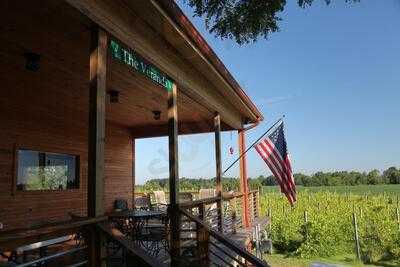 Sandhill Crane Vineyards And Crane Cafe