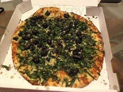 Tomatos Apizza