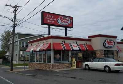 Honey Dew Donuts, Revere