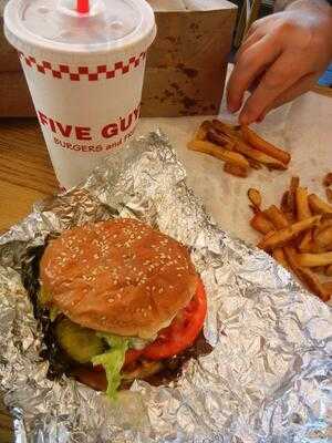 Five Guys, Groton