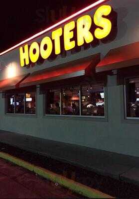 Hooters, Chester