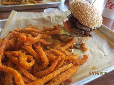 MOOYAH Burgers, Fries & Shakes, Newington